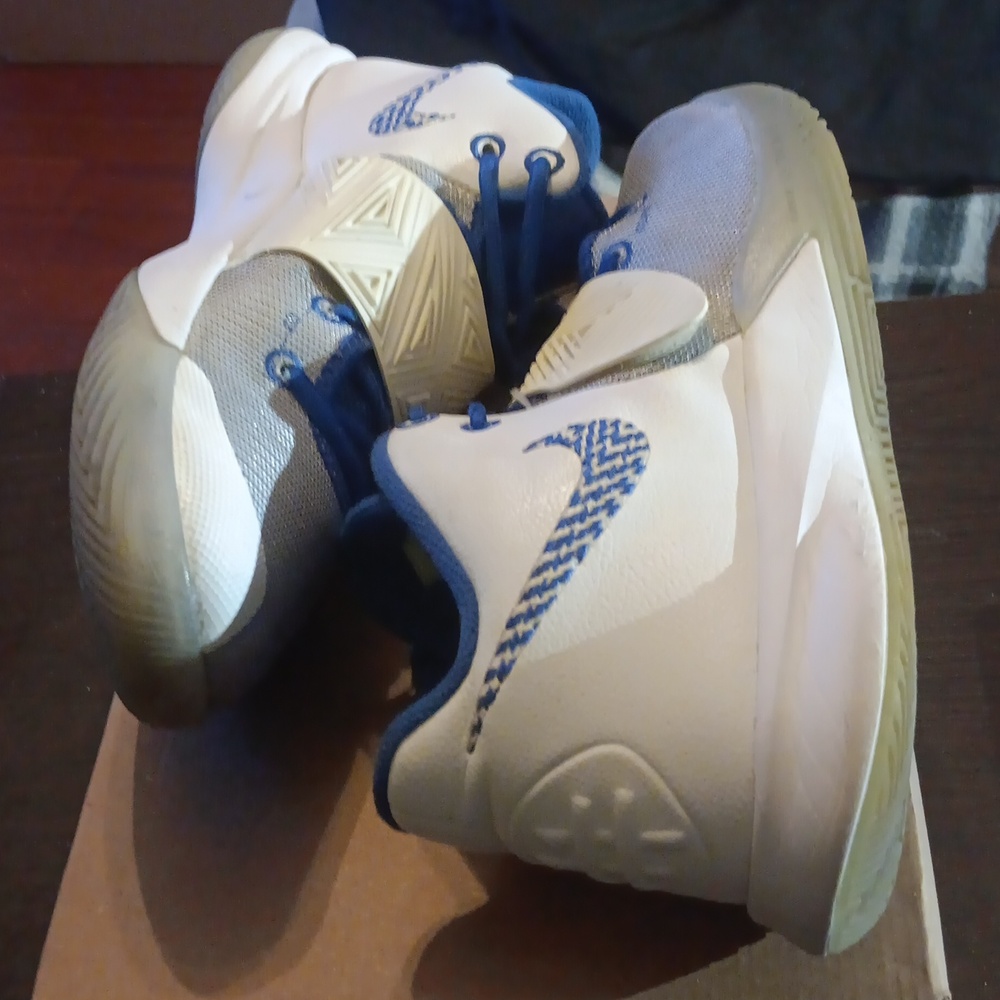 Nike Kyrie Irving Flytrap3 (2020) White Varsity Royal  SZ 11 EUC - Picture 8 of 9